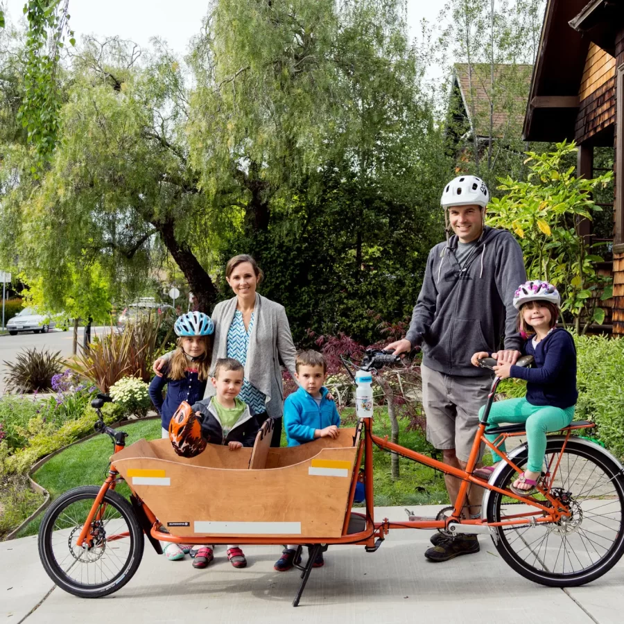 Une famille autour d'un cargobike